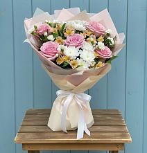 Букет цветов из:  Гвоздики, Орхидеи и Розы в Надыме