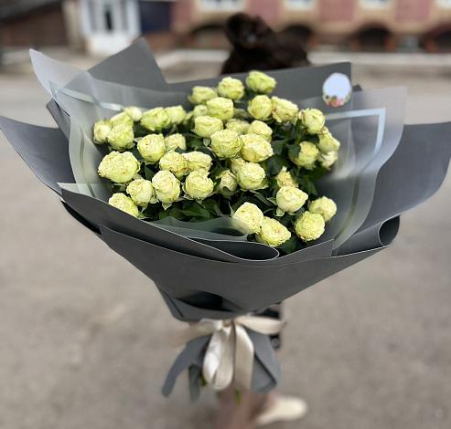 Букет Белые кустовые розы Солинеро в Надыме