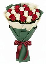 Букет Микс из красных и белых роз в Надыме