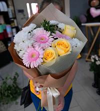 Букет цветов из:  Герберы, Розы и Хризантемы в Надыме