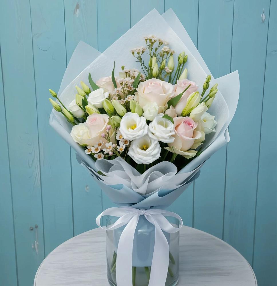 Букет цветов из: Розы и Лизиантусы в Надыме