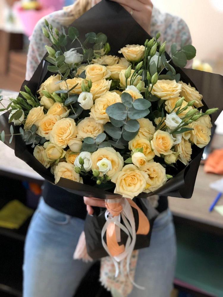 Букет цветов из: Розы и Лизиантусы в Надыме