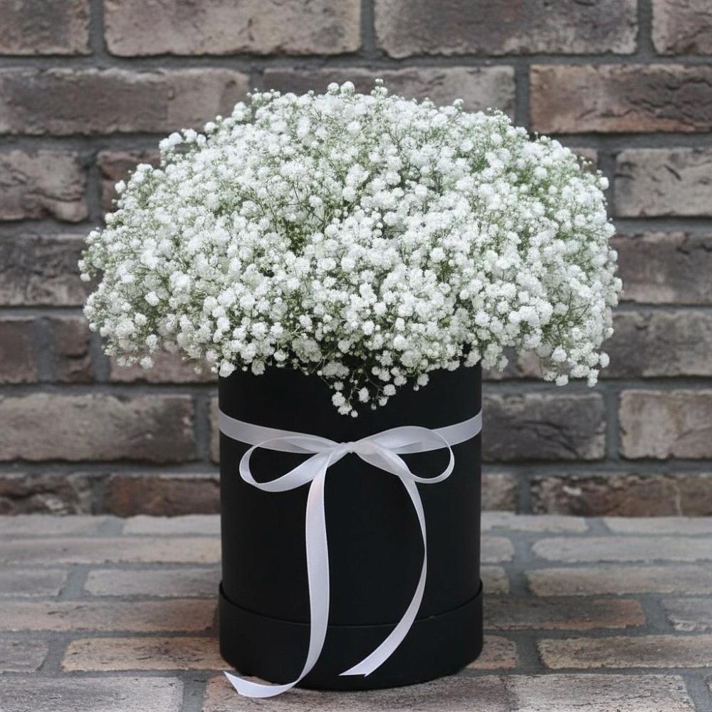 Цветочная композиция из Гипсофила в шляпной коробке в Надыме