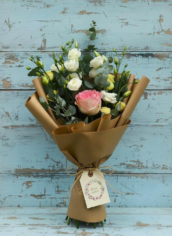 Букет цветов из: Розы и Лизиантусы в Надыме