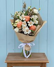 Букет цветов из:  Альстромерии, Лизиантусы, Розы и Хризантемы в Надыме