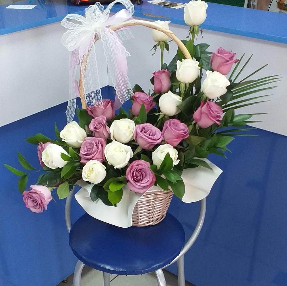 Цветочная композиция из Розы в корзине в Надыме