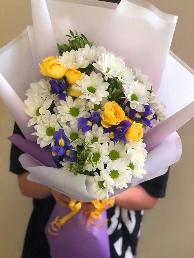 Букет цветов из: Ирисы, Хризантемы и Розы в Надыме