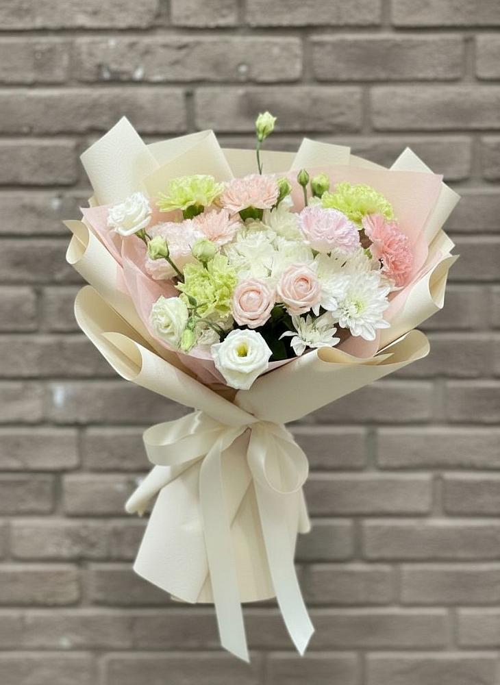 Букет цветов из: Гвоздики, Розы, Лизиантусы и Хризантемы в Надыме