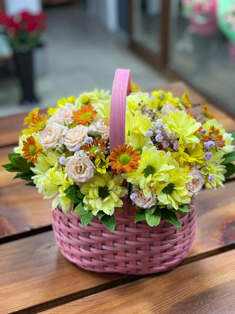 Цветочная композиция из Хризантемы и Розы в корзине в Надыме