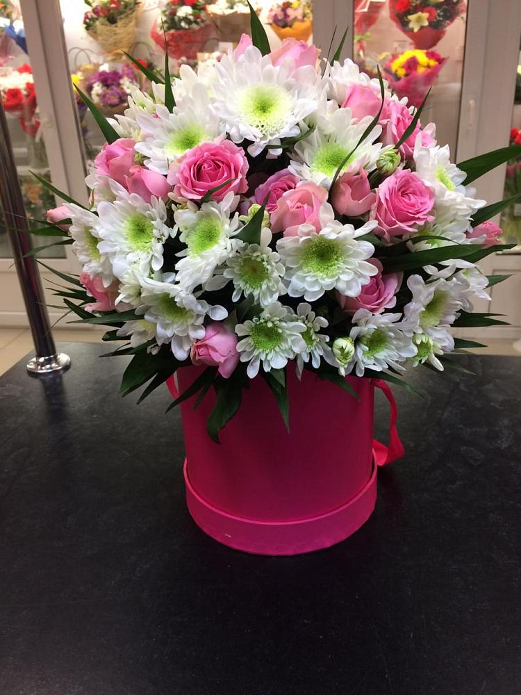 Цветочная композиция из Розы и Хризантемы в шляпной коробке в Надыме