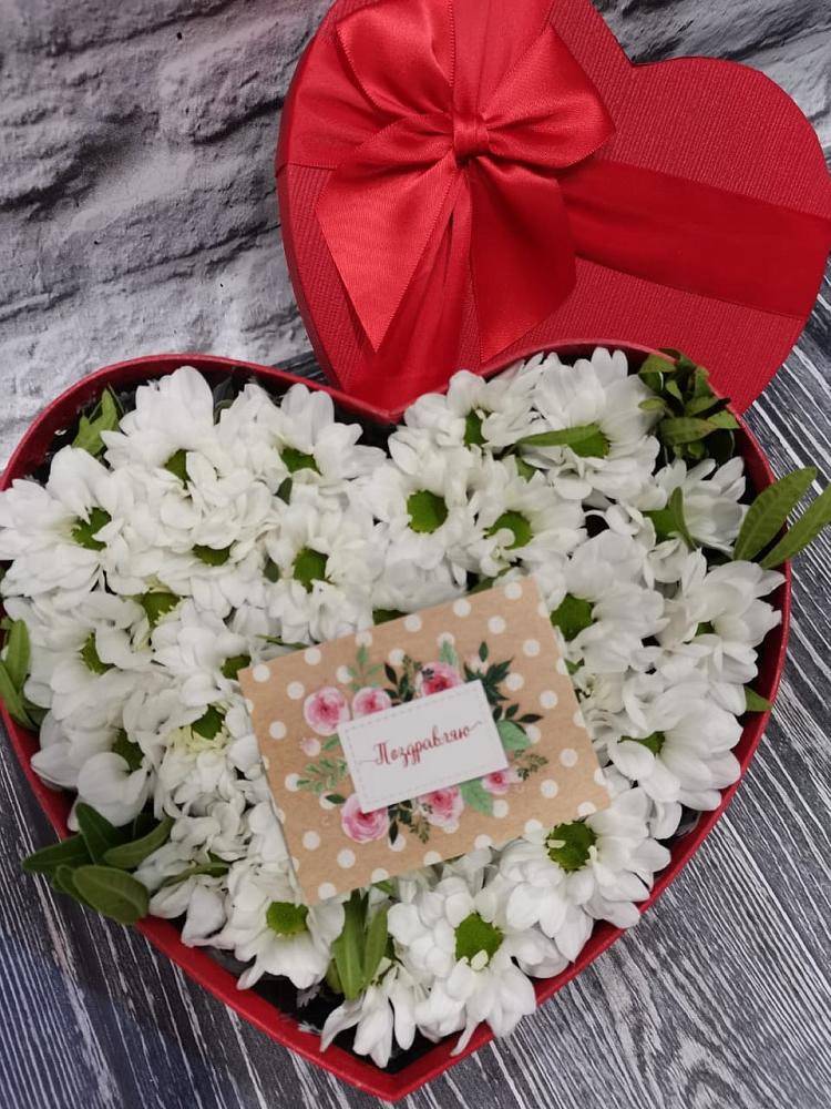 Цветочная композиция из Хризантемы в виде сердца в Надыме