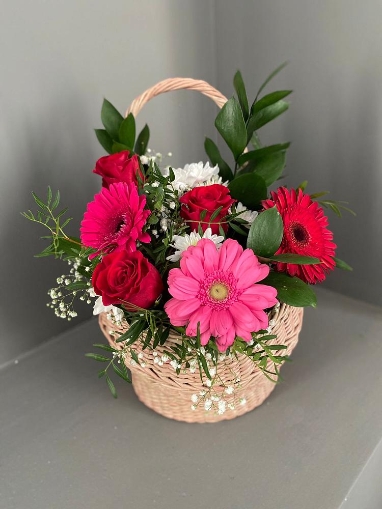 Цветочная композиция из Розы, Хризантемы и Герберы в корзине в Надыме