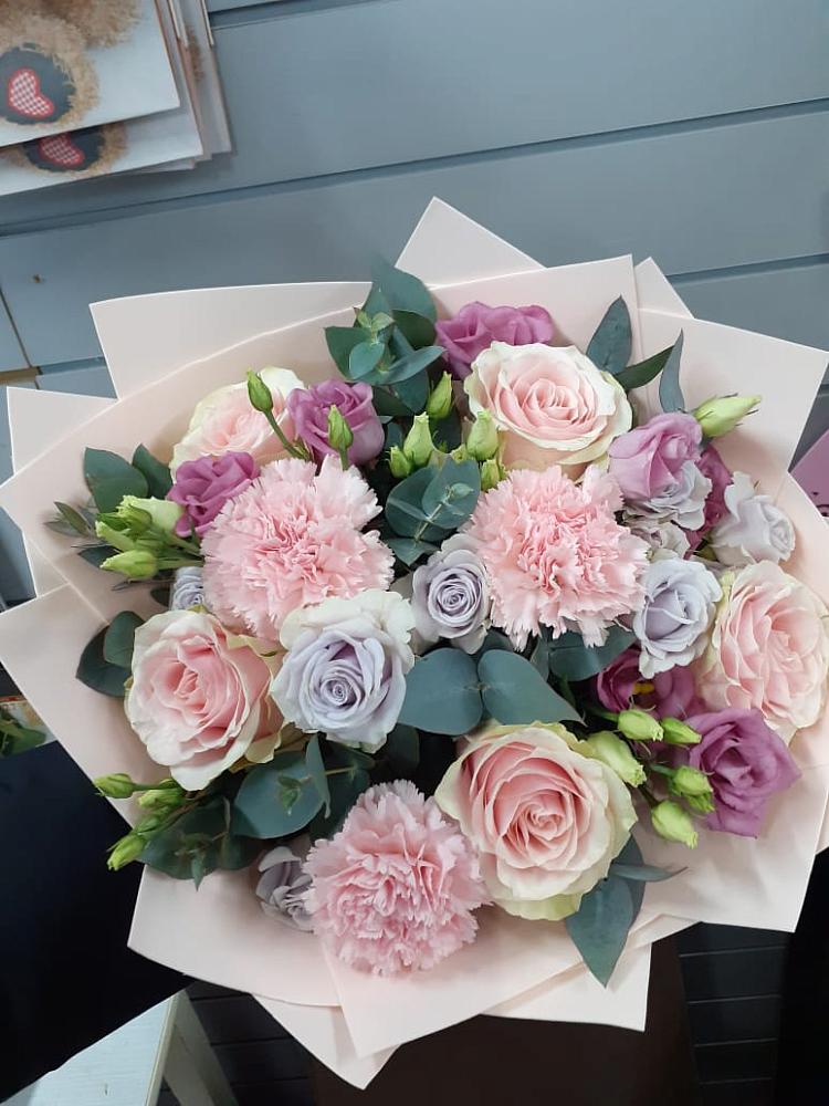 Букет цветов из: Розы, Гвоздики и Лизиантусы в Надыме