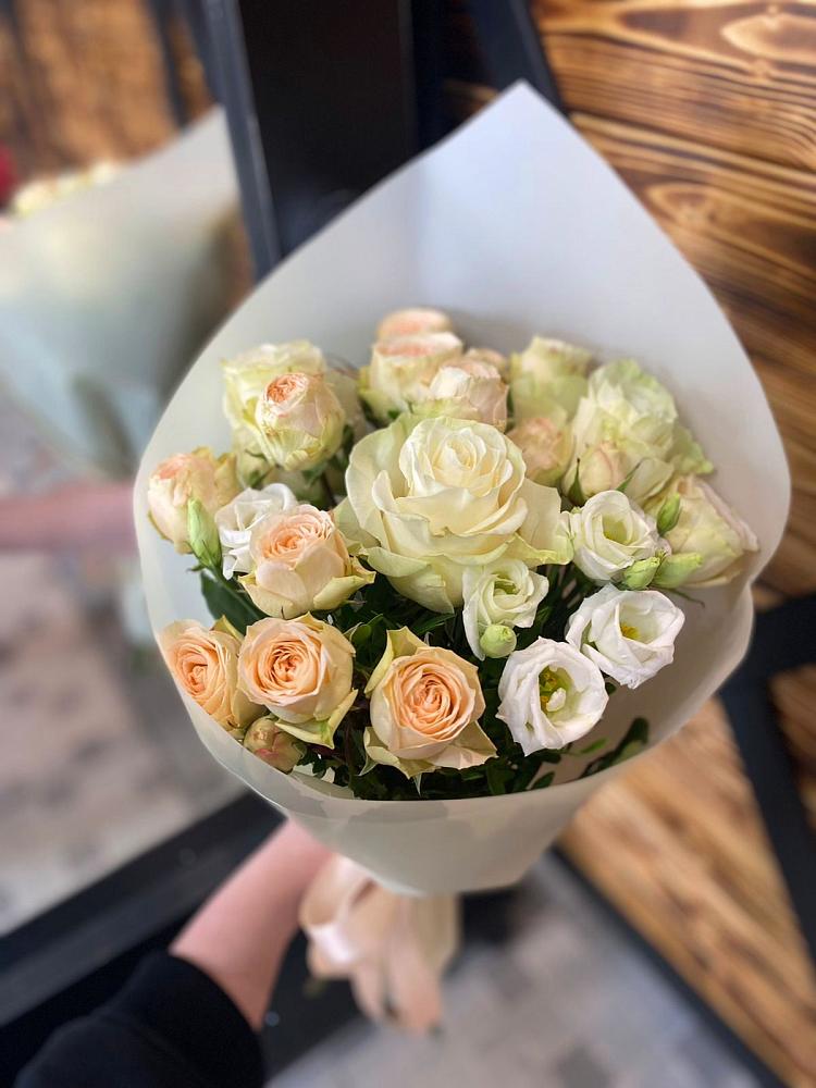 Букет цветов из: Розы и Лизиантусы в Надыме