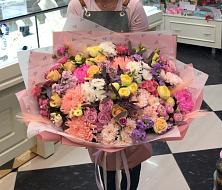 Букет цветов из:  Розы, Хризантемы и Лизиантусы в Надыме